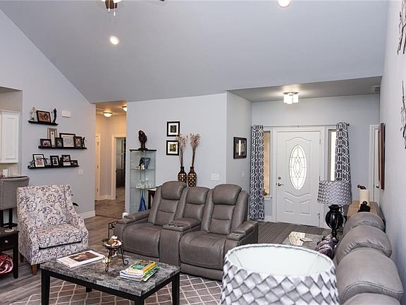 3rd image of 5 Shefford Ln