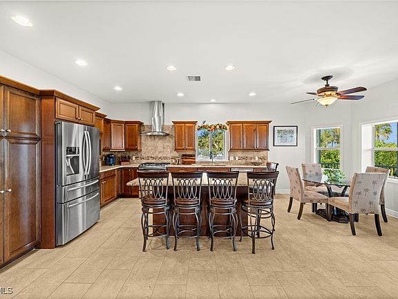 4th image of 2392 Lemon St