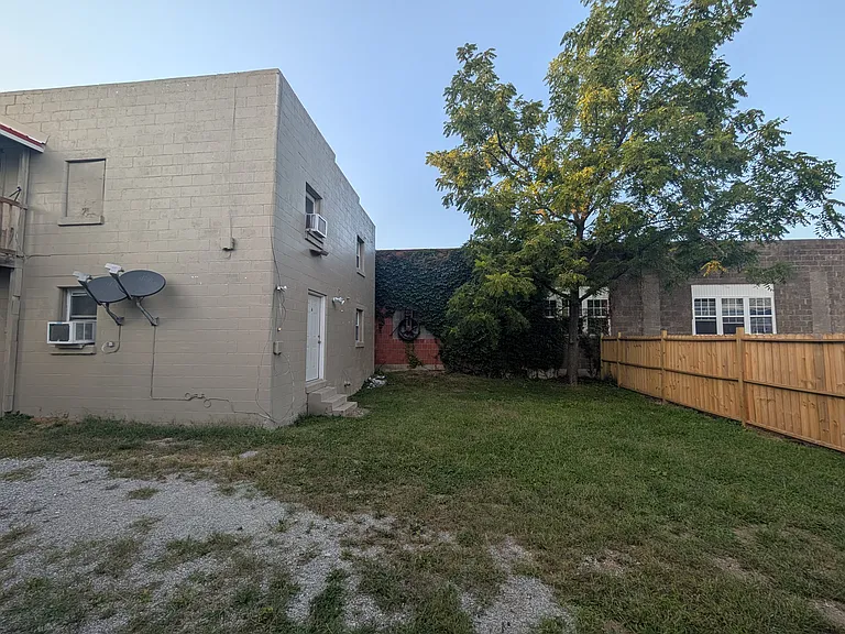 109 N Cannon Dr — Photo 7
