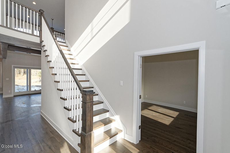 4th image of 8 Mapleton Court