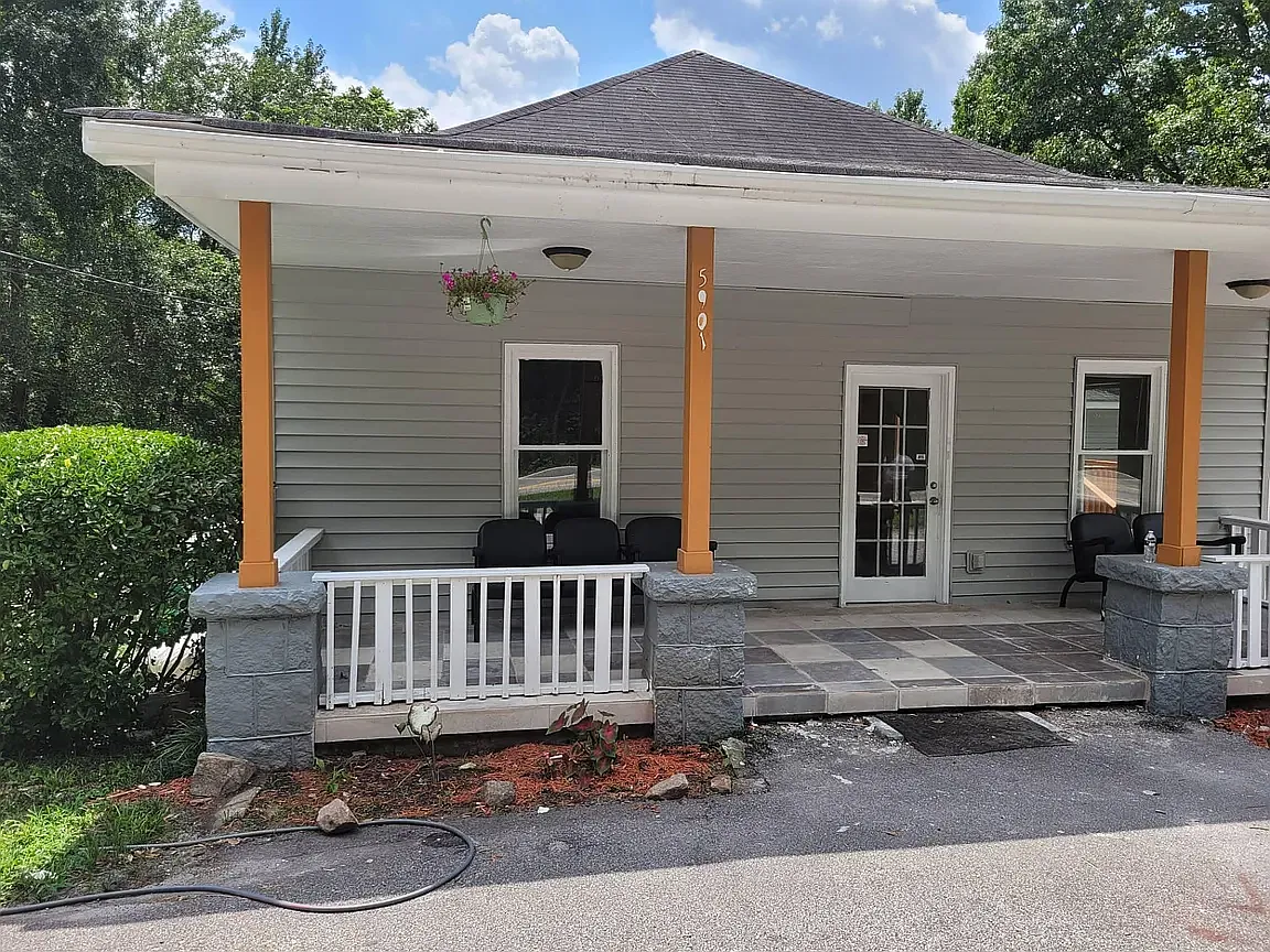 5 bed, 2414 sqft, $2,600 — Photo 2