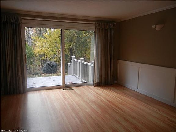 5th image of 17 Willow Brook Dr