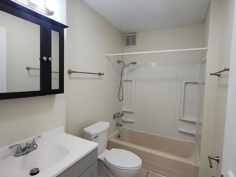 526 Belmont Ave E — Photo 5