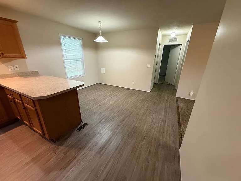 504 Pettycoat Ln — Photo 10