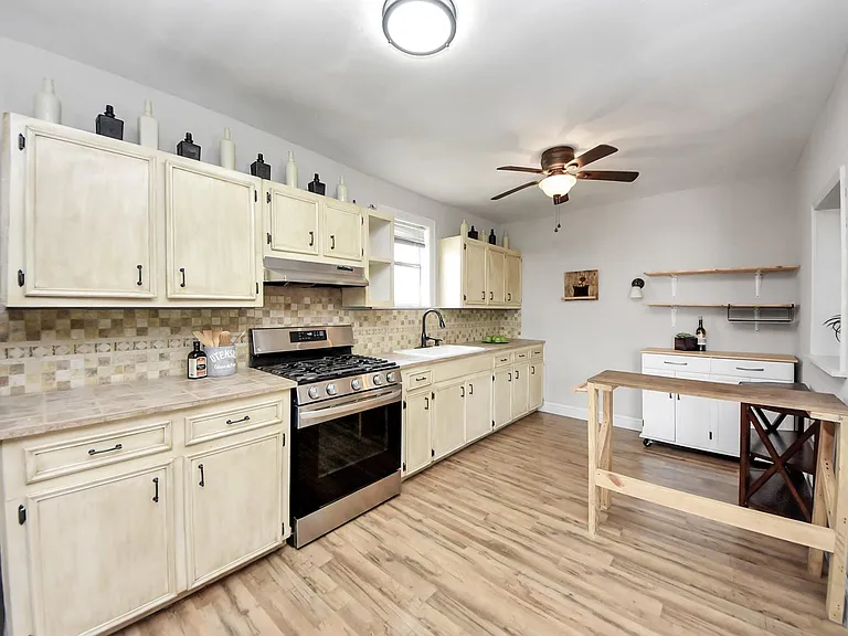 215 E Saint Charles Dr — Photo 9