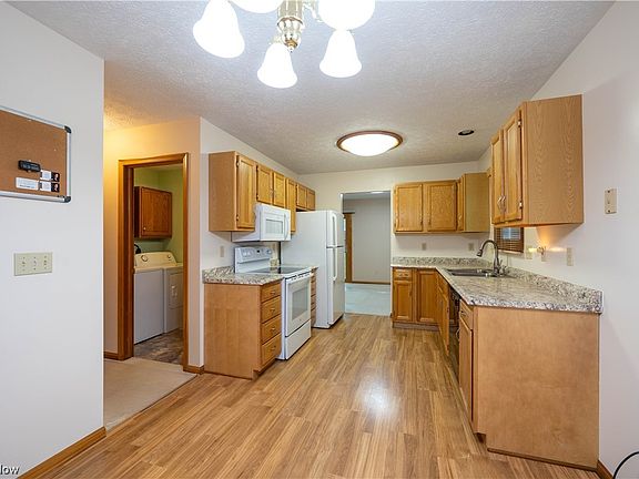 3rd image of 582 Thornberry Ln