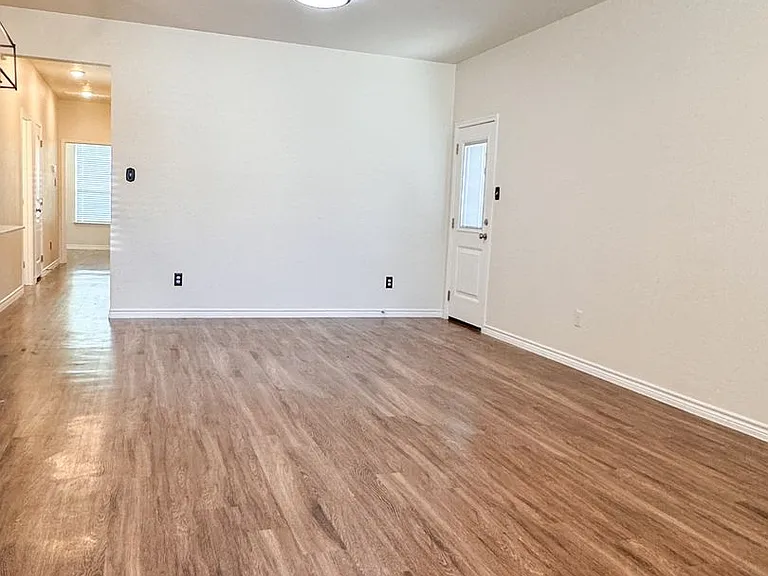 5108 Red Rose Xing — Photo 2