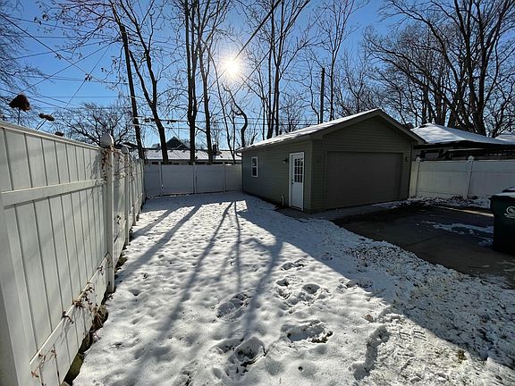 4th image of 710 Saint Charles Ct