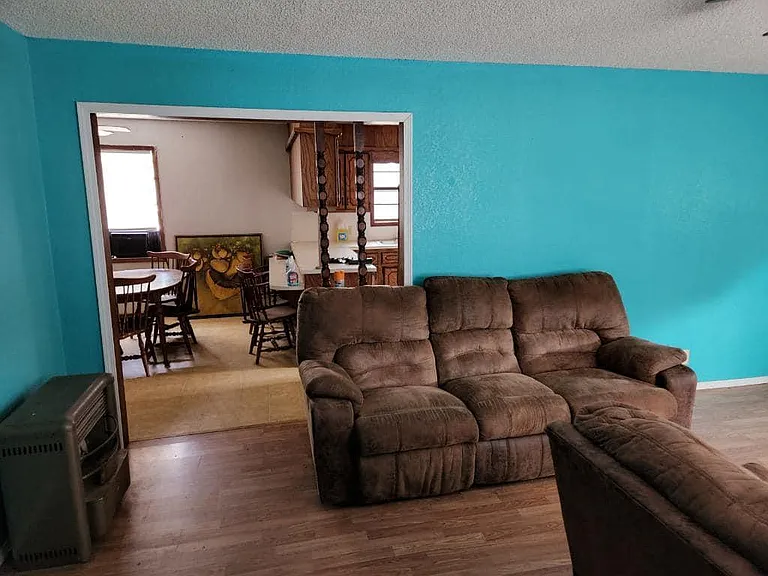 894 Fernwood Rd — Photo 3