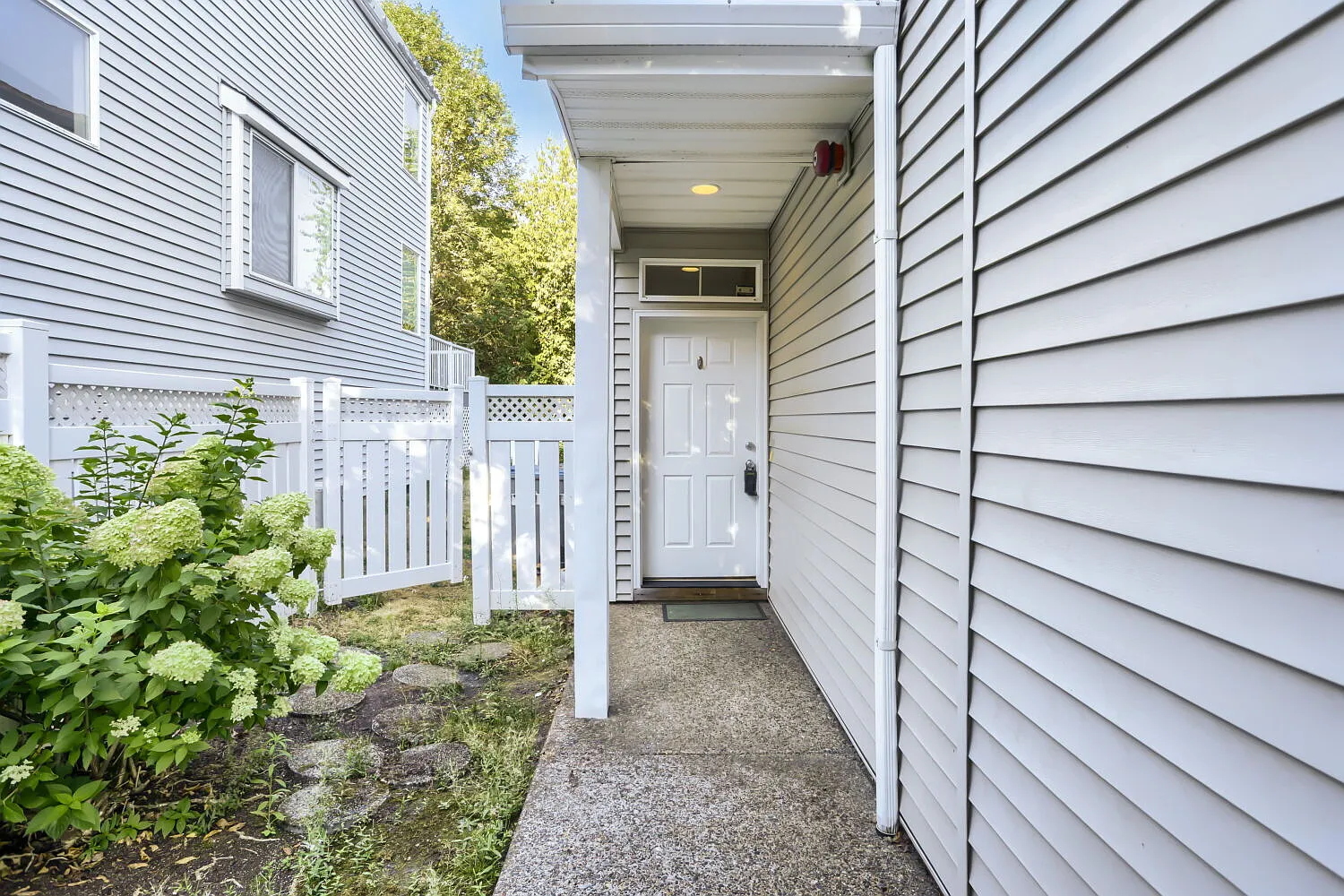 3 bed, 2.0 bath, 1884 sqft, $3,069 — Photo 4