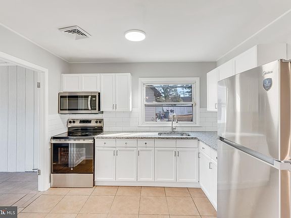 4th image of 29 Sussex Dr