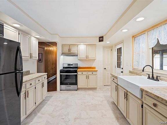 4th image of 7 Red Top Rd #1