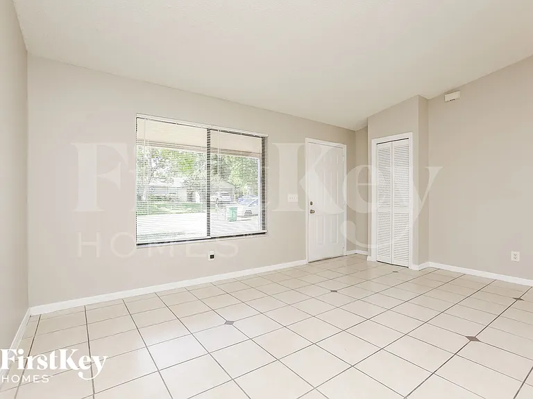 2084 Everest St — Photo 3