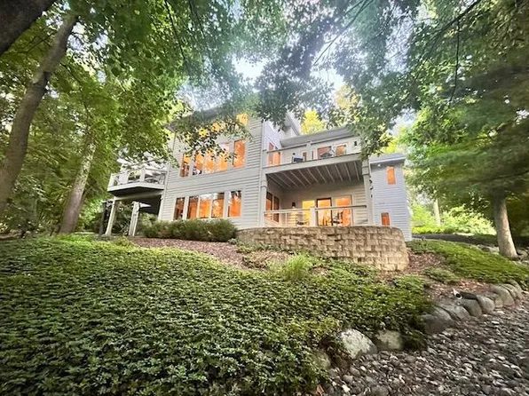 410 Deerpath W, Fontana, WI 53125