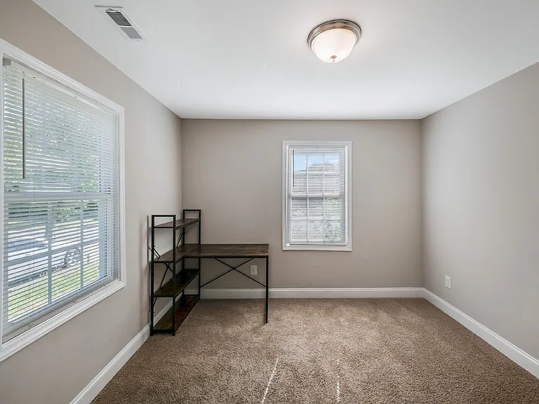 912 E Joyner St — Photo 14