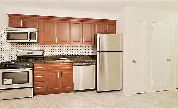 4th image of 14021 84th Dr #102