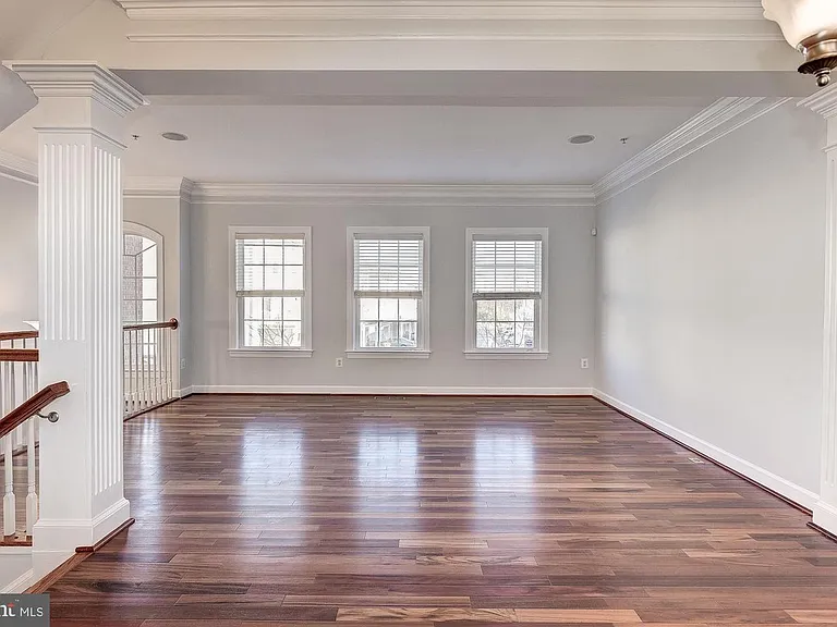 7576 Maidenhead Dr — Photo 3