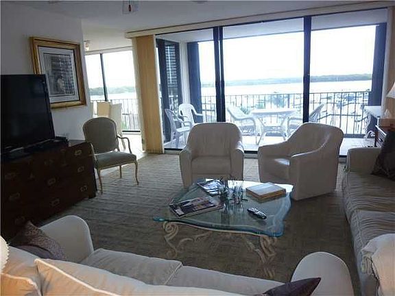 3rd image of 120 Lakeshore Dr #6360