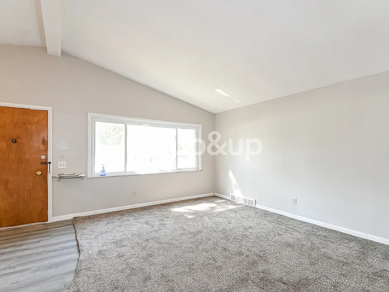 905 Barat Ln — Photo 2