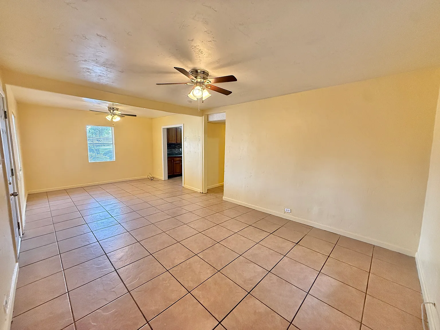 3 bed, 1000 sqft, $1,350 — Photo 3