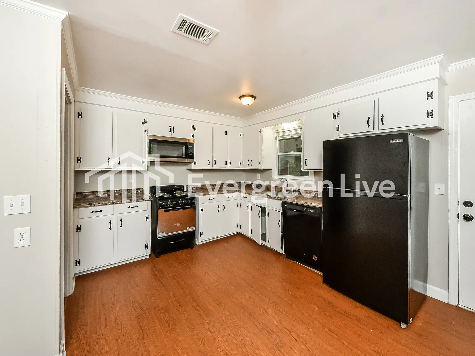 4 bed, 1.5 bath, 1144 sqft, $1,045 — Photo 3