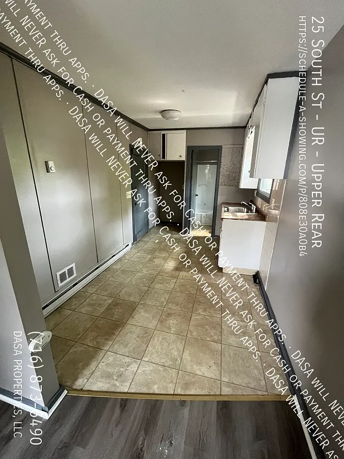 25 South Upper Rear - Studio — Photo 4