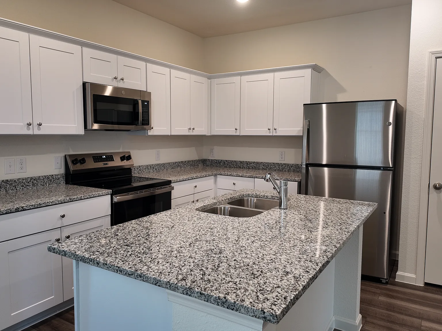 3 bed, 1401 sqft, $2,450 — Photo 4