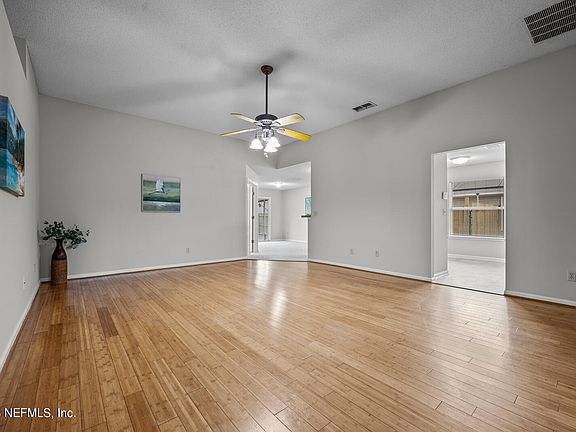 5th image of 2134 WILLESDON Drive W