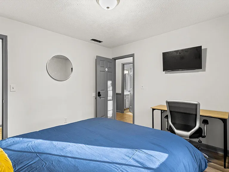 Hillside Pl SE — Photo 3