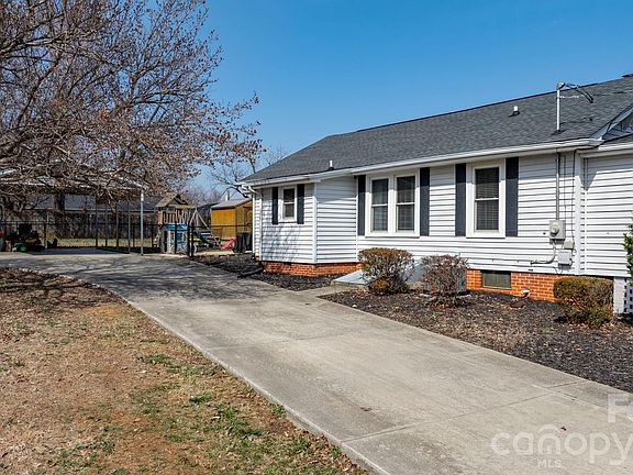 4th image of 160 Elm Ave