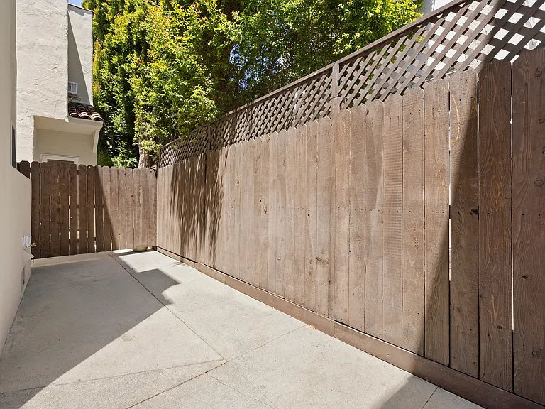 2011 N Beachwood Dr #2013 — Photo 8