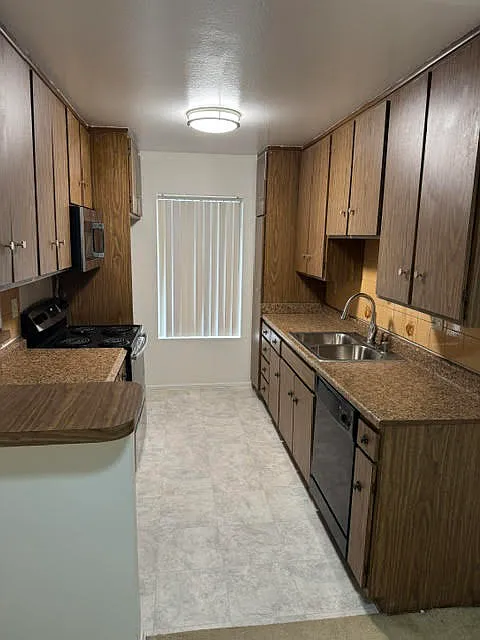Building Photo - 5320 Zelzah Ave #208