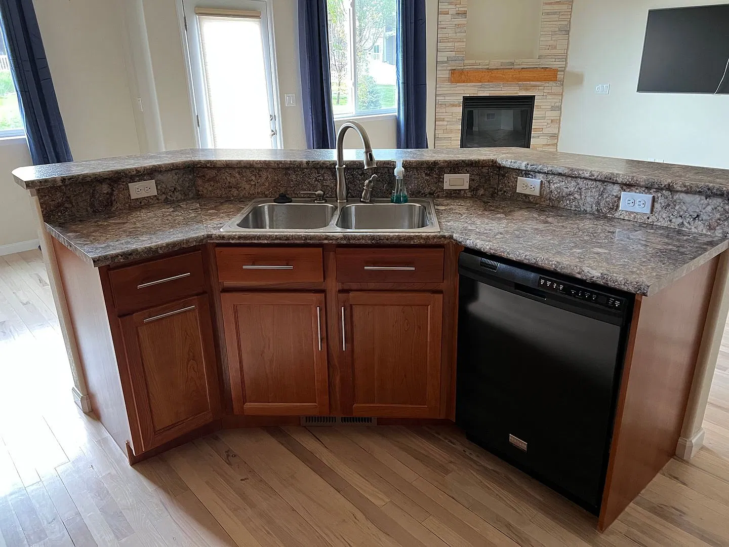 Beautiful 4 Bedroom 3 Bathroom Home In The Pointe — Photo 3