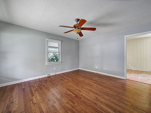 4th image of 109 Holly Dr