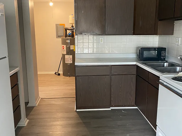 825 E Broadway St #B6 — Photo 2
