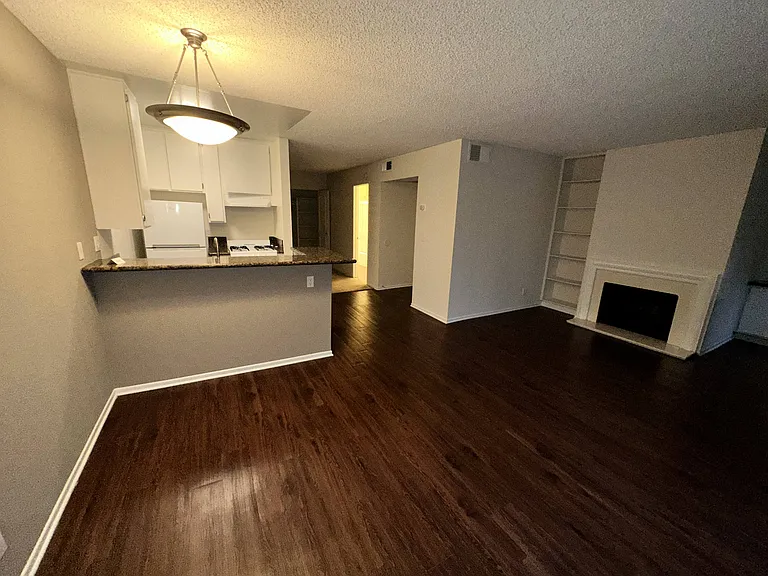 Versailles on the Lake Apartments — Photo 83