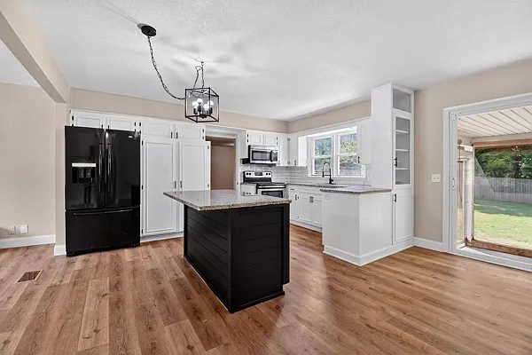 101 E Myrtle St — Photo 3