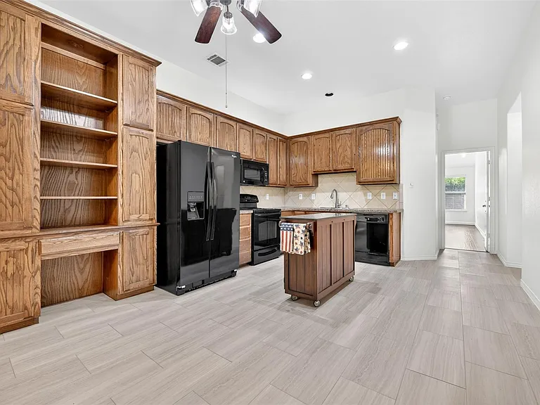 2153 Colby Ln — Photo 15