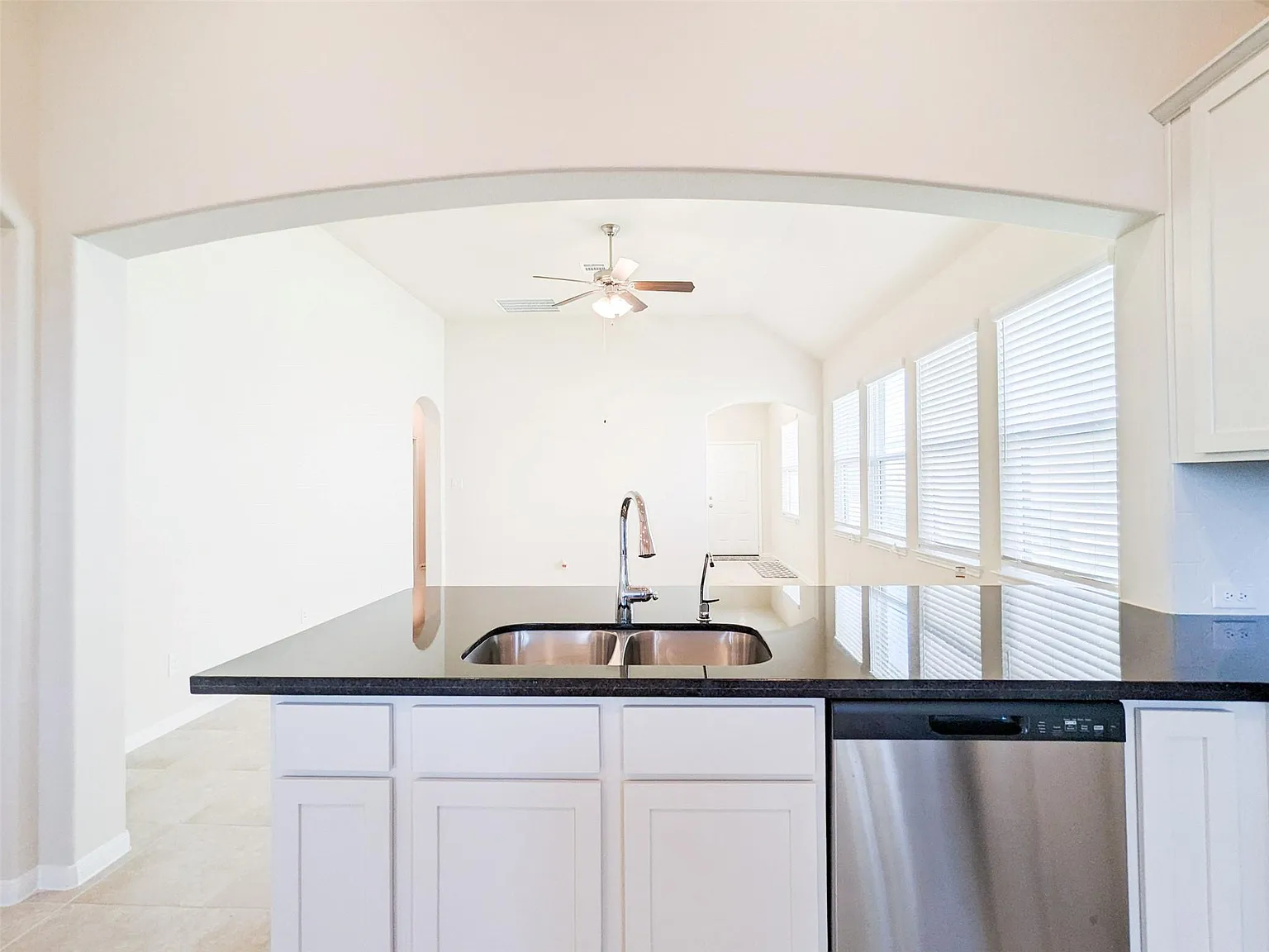 3 bed, 2.0 bath, 1713 sqft, $2,100 — Photo 4