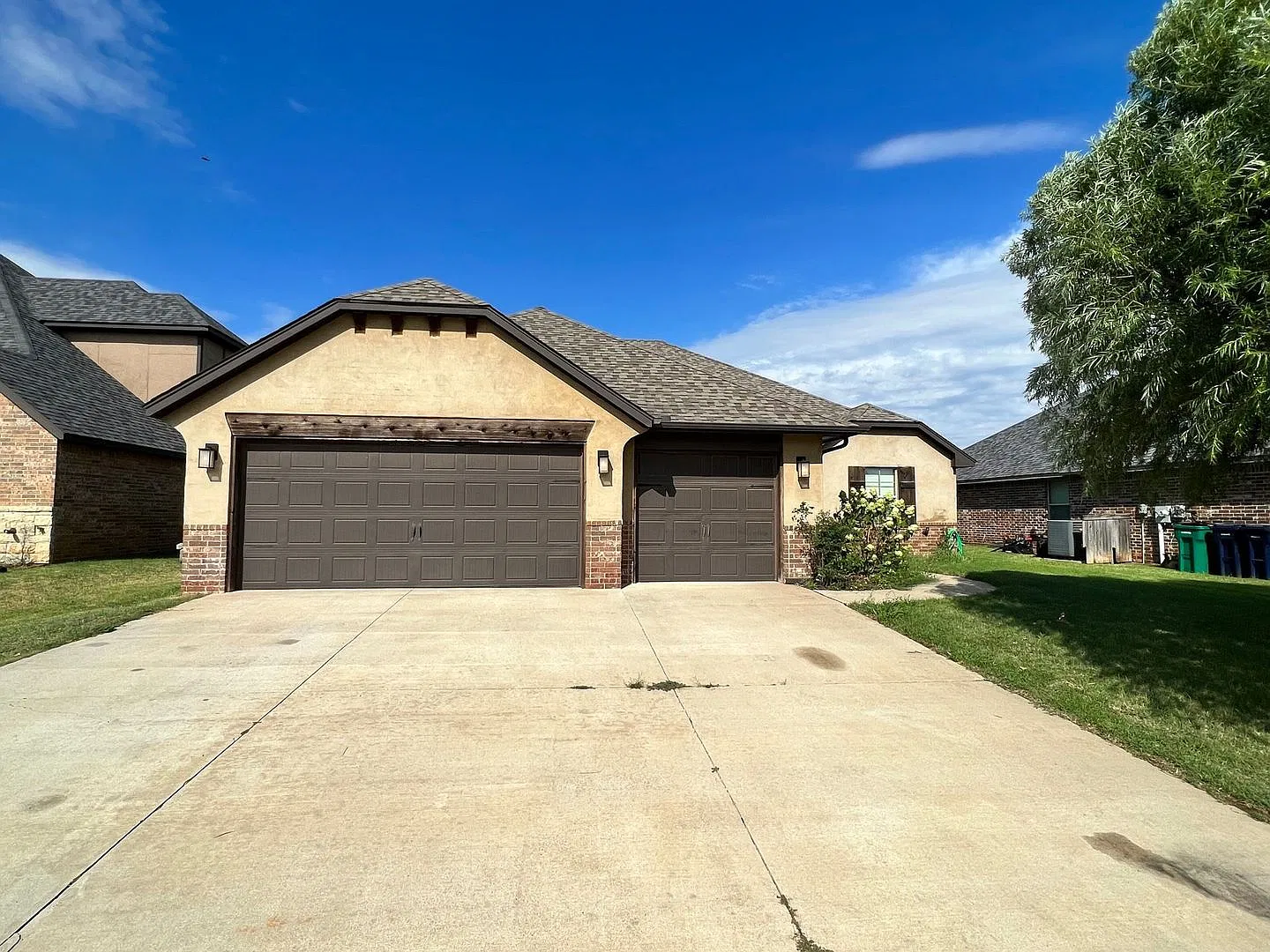 Beautiful Home in Mustang School District — Photo 1
