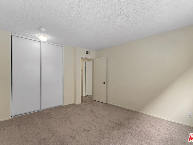 18555 Collins St #C11 — Photo 8