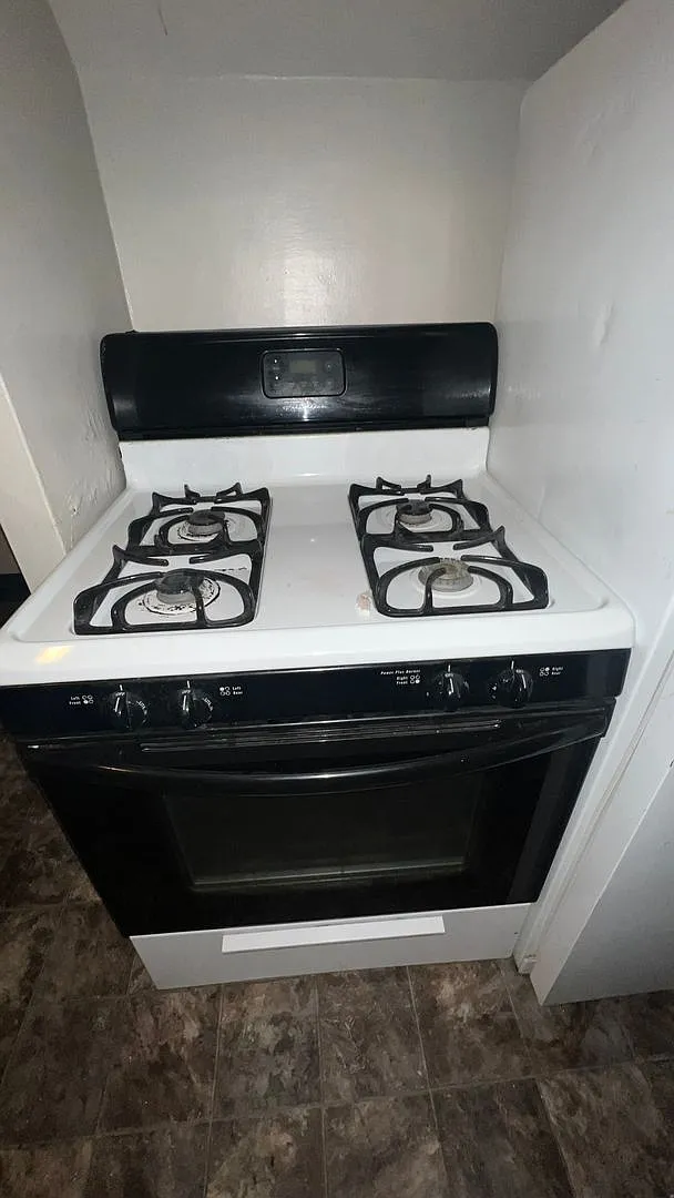 2-Bedroom Upper with Large Eat-In Kitchen — Photo 4