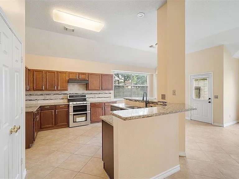 18423 Cobblestone Dr — Photo 4