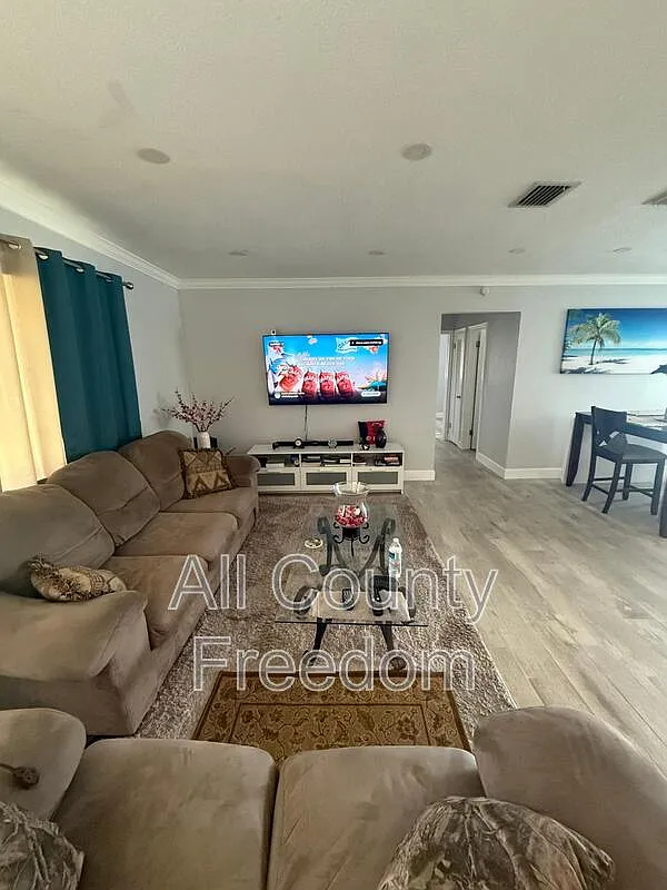 3 bed, 2.0 bath, 1430 sqft, $3,000 — Photo 3