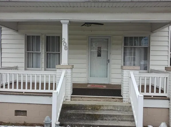 206 Miller Ave, Hinton, WV 25951