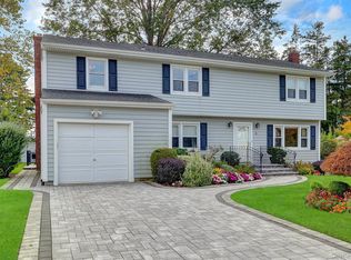 6 Bradford Road, Plainview, NY 11803