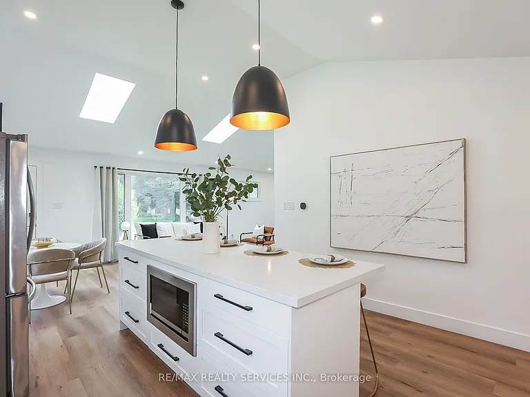 6364 Sherwood Rd — Photo 4