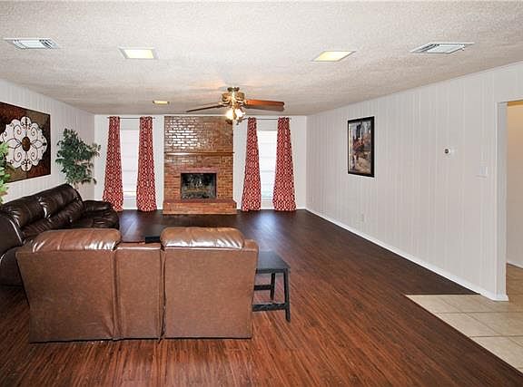 2nd image of 823 Hill City Dr