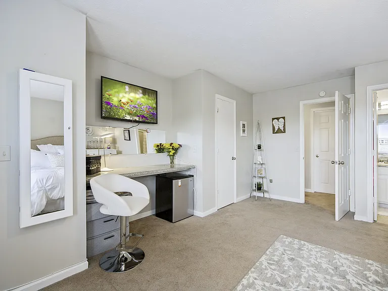 Logan-Square-Apartments-Near-Auburn-Bedroom-Desk