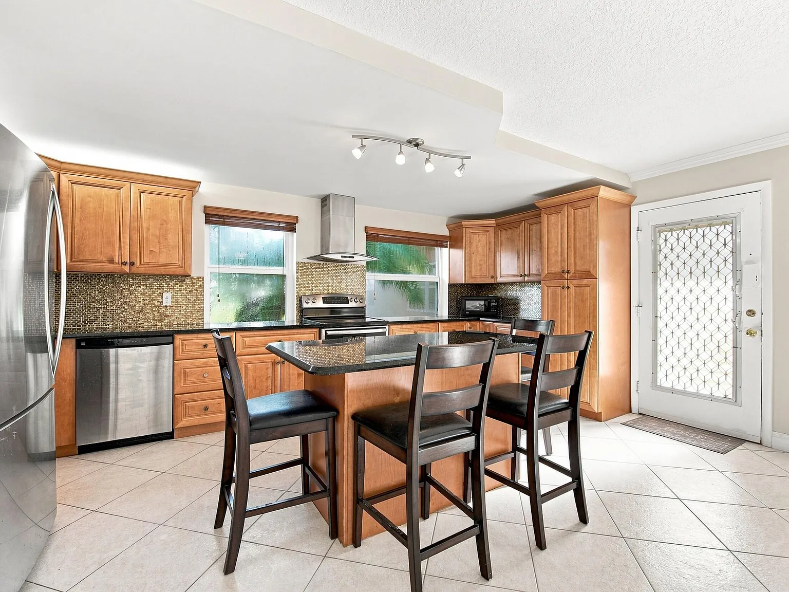 2 bed, 2.0 bath, 872 sqft, $2,000 — Photo 3